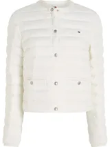 Campera blanca acolchada con cuello redondo y cierre frontal con botones a presión. Tiene dos bolsillos laterales con botones a presión y logo de Tommy Hilfiger bordado en el pecho.