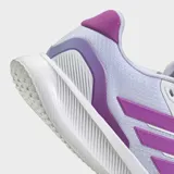 Championes de running Adidas Runfalcon 5, color blanco con detalles en fucsia y lila. Presentan una parte superior de malla transpirable, tres franjas laterales en fucsia y refuerzos en lila en el talón. Cuentan con mediasuela Cloudfoam blanca y suela Adiwear.