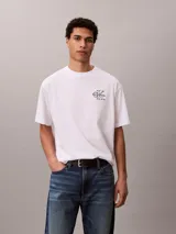 Remera de algodón Calvin Klein color blanco, de corte regular, cuello redondo y manga corta, con el monograma bordado en el pecho.