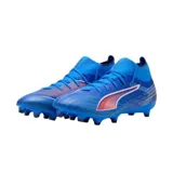 Championes de fútbol Puma Ultra 6 Match+ con diseño de corte medio, color azul con detalles en naranja y blanco. Presentan una estructura ligera con cordones y suela con tapones para superficies firmes y artificiales.