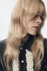 Chaqueta de punto gris oscuro con cuello solapa y manga larga. Presenta un diseño frontal con detalle de puntilla en color crema a contraste y cierre con botones.