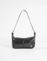 Cartera de hombro de diseño rectangular, confeccionada en material sintético con acabado brillante. Presenta costuras decorativas verticales y cierre metálico en el compartimento principal. Incluye una correa fija con detalles de ojalillos metálicos.