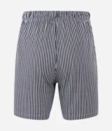 Pijama masculino de algodón, compuesto por una remera blanca con estampado de Garfield y la frase "Mondays Suck", y un short con rayas verticales blancas y negras. Incluye pantuflas negras de felpa.