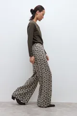 Pantalón de corte recto y tiro alto con estampado geométrico en tonos verde oliva y crema.