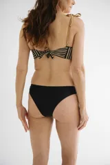 Bombacha de bikini vedetina color negro, confeccionada en tejido italiano con filtro UV+50.