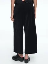 Pantalon de corte ancho y silueta recta, con cintura elástica y bolsillos laterales. Presenta una textura acanalada sutil.