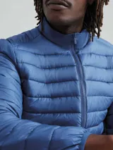 Campera puffer color beige con cierre frontal y bolsillos laterales.