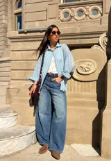 Jean de denim azul de tiro alto, con silueta barrel de corte ancho y relajado.