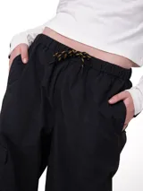 Pantalon cargo de nylon color negro, con cintura elástica y cordón ajustable. Presenta un corte de pierna relajada, bolsillos laterales y un bolsillo cargo con etiqueta de la marca Cat.