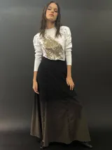 Falda larga de lana color negro con teñido degradado en tonos grises. Corte a la cintura con bolsillos laterales y cierre invisible.