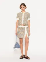 Minifalda tejida multicolor de calce al cuerpo y silueta corta. Presenta cartera media en lateral con broches para cerrar.