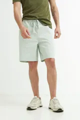 Short azul marino de algodón y elastano, con cintura elástica ajustable con cordón.