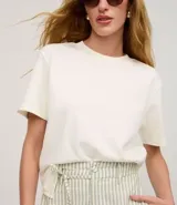 Remera básica de manga corta y cuello redondo, confeccionada en suedine de algodón peruano certificado BCI.