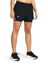 Shorts deportivos Under Armour Fly By 2in1 de color negro, con diseño de doble capa que incluye un pantalón corto exterior ligero y calza de compresión interior. Presenta cintura elástica con cordón ajustable y el logo reflectante de la marca en la pierna.