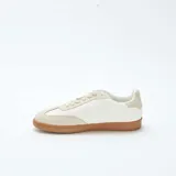 Zapatillas deportivas bajas de estilo retro, color blanco con detalles en tono crema y suela de goma color caramelo. Presentan cierre con cordones y puntera reforzada con diseño dentado.