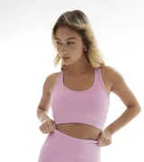 Top deportivo rosa chicle de bretel ancho y espalda deportiva.