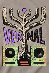 Remera de algodón color gris topo con corte relajado. Presenta un diseño gráfico estampado en la espalda que combina una figura abstracta con parlantes en tonos violeta y verde ácido.