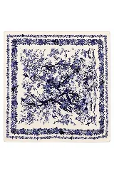 Pañuelo cuadrado de fondo blanco con estampado estilo toile de Jouy en tonos azules, con diseño floral y de aves, y cenefa decorativa en los bordes.