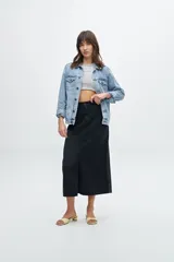 Campera de jean azul de calce clásico.