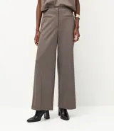 Pantalón de corte wide leg confeccionado en tejido punto roma con estampado de cuadros. Presenta cintura estructurada, cierre delantero y bolsillos laterales embutidos.