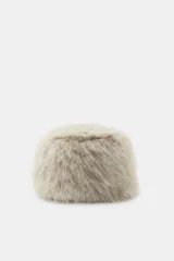 Gorro tipo casquete con textura de pelo sintético, diseño redondeado y forro interior a tono.