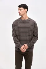 Remera de manga larga con diseño de rayas horizontales en tonos azules. Confeccionada en algodón lavado con textura suave y corte clásico.