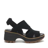 Sandalia de plataforma color negro, confeccionada en gamuza con diseño de aberturas laterales y cierre de tira con hebilla en el talón. Cuenta con una suela de goma dentada en color marrón y entresuela de EVA.