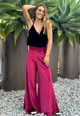 Pantalón palazzo de terciopelo color fucsia, con cintura alta y corte amplio.