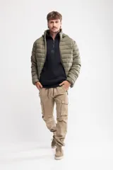 Pantalón jogger cargo color verde militar, confeccionado en gabardina.