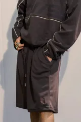 Bermuda de rústico liviano color marrón chocolate, con corte holgado y estampa sutil en el frente.