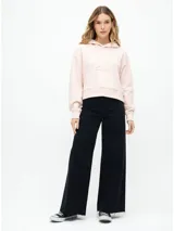 Buzo Calvin Klein de mujer, color rosa pálido, con capucha, mangas largas y logo "CK" en relieve en el frente.