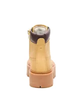 Bota de cuero color amarillo con diseño de plataforma alta y suela de goma dentada. Presenta cuello acolchado en color marrón oscuro, cierre con cordones y logo de la marca grabado en el lateral.