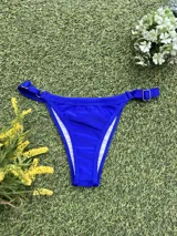 Conjunto de bikini azul eléctrico, con corpiño triangular fijo y bombacha colaless regulable.