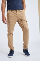 Pantalón cargo de corte slim, color verde militar, con cierre y botón frontal, bolsillos laterales tipo cargo y sin puños en los tobillos.
