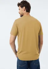 Remera básica celeste de corte regular, con cuello redondo y mangas cortas.