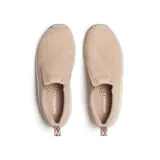 Zapatillas tipo slip-on Merrell modelo Jungle Moc, confeccionadas en gamuza color beige con suela de goma antideslizante y entresuela de espuma EVA para mayor amortiguación.