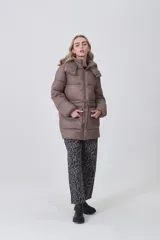 Campera puffer negra de corte largo y holgado, con capucha, cierre frontal y bolsillos delanteros con solapa.
