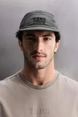 Gorra deportiva de estilo técnico confeccionada en tejido ripstop ligero, con estructura de cinco paneles y visera curva. Presenta el logo bordado en el panel frontal y ojales de ventilación laterales.