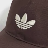 Gorro tipo gorra Adidas modelo Adicolor Classic Trefoil Baseball, color marrón, con visera curvada y el logotipo del trébol bordado en la parte frontal en tono beige.