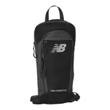 Mochila New Balance All Terrain 4L, color negro con logo reflectante en gris. Ideal para running y actividades al aire libre.