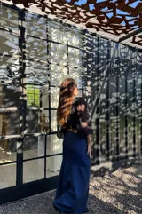 Falda larga azul de tafeta, ajustada en la cintura y con volado amplio con tajo lateral.