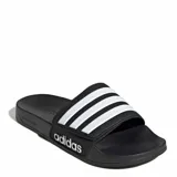 Sandalias Adidas Adilette Shower Velcro de color negro, con tira ajustable en el empeine decorada con las tres franjas características de la marca en blanco y el logotipo impreso en el lateral.