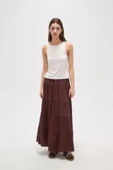 Musculosa de corte al cuerpo con cuello redondo y diseño sin mangas, confeccionada en tejido liso.