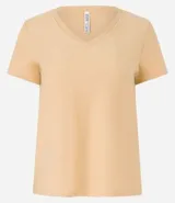 Remera de algodón color mostaza, con cuello en V y mangas cortas.