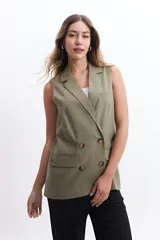 Chaleco color verde oliva con solapas clásicas, doble botonadura y bolsillos delanteros. Corte recto y sin mangas.