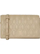 Cartera Tommy Hilfiger color beige con diseño acolchado a rombos, insignia del monograma TH dorada en la parte delantera, cierre de solapa magnético y correa ajustable.