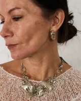 Aros tipo argollas de diseño artesanal con acabado texturizado y forma irregular. Fabricados en bronce y alpaca, con pernos y cierres de plata 925.