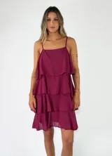 Vestido corto de algodón color bordó con diseño de múltiples volantes en capas y tirantes finos.