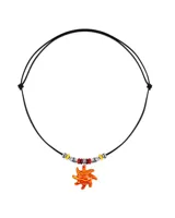 Collar con cordón negro y dije de sol naranja con vetas amarillas. Incluye cuentas plateadas, amarillas y rojas.