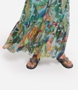 Vestido largo confeccionado en tul con estampado tropical colorido. Presenta escote en V, tirantes finos trenzados y falda con volado en el bajo. Incluye forro interior.